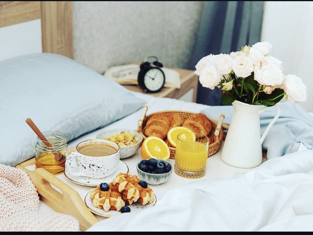 Breakfast in bed with croissants and fresh juice — Private Chef Los Cabos